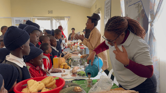 Sensibilisation d’élèves à une alimentation saine et aux produits agroécologiques dans le cadre du projet KEA en Tanzanie